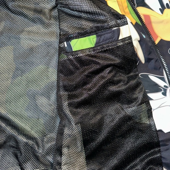 MEMBERS ONLY LOONEY TUNES WINDBREAKER - Picture 5 of 7